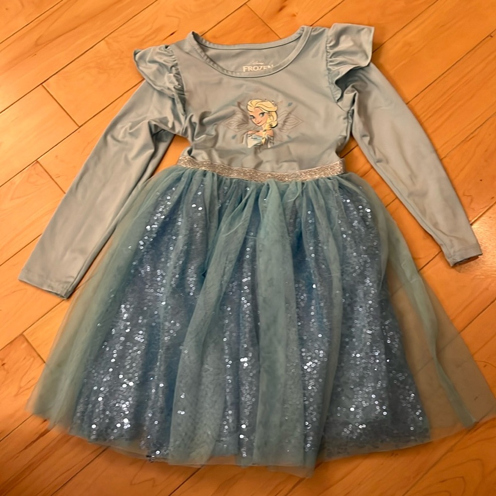 Very sparkly and pretty Elsa dress 3t